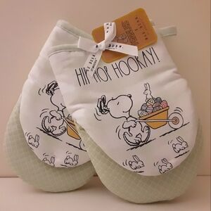 🆕️ Rae Dunn x Peanuts Mini Oven Mitts Set of Two